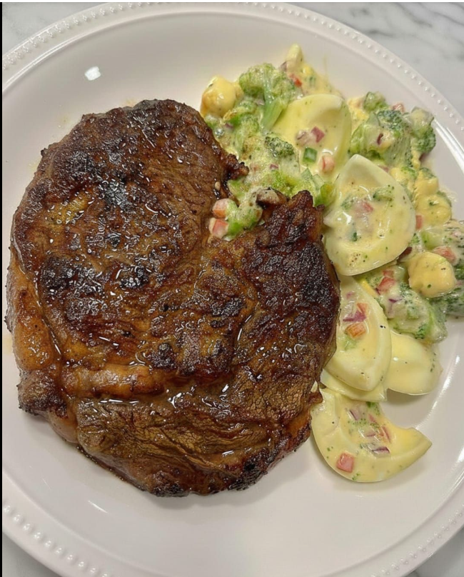 Juicy Pan-Seared Halal Ribeye Steak with Creamy Broccoli Pasta Salad